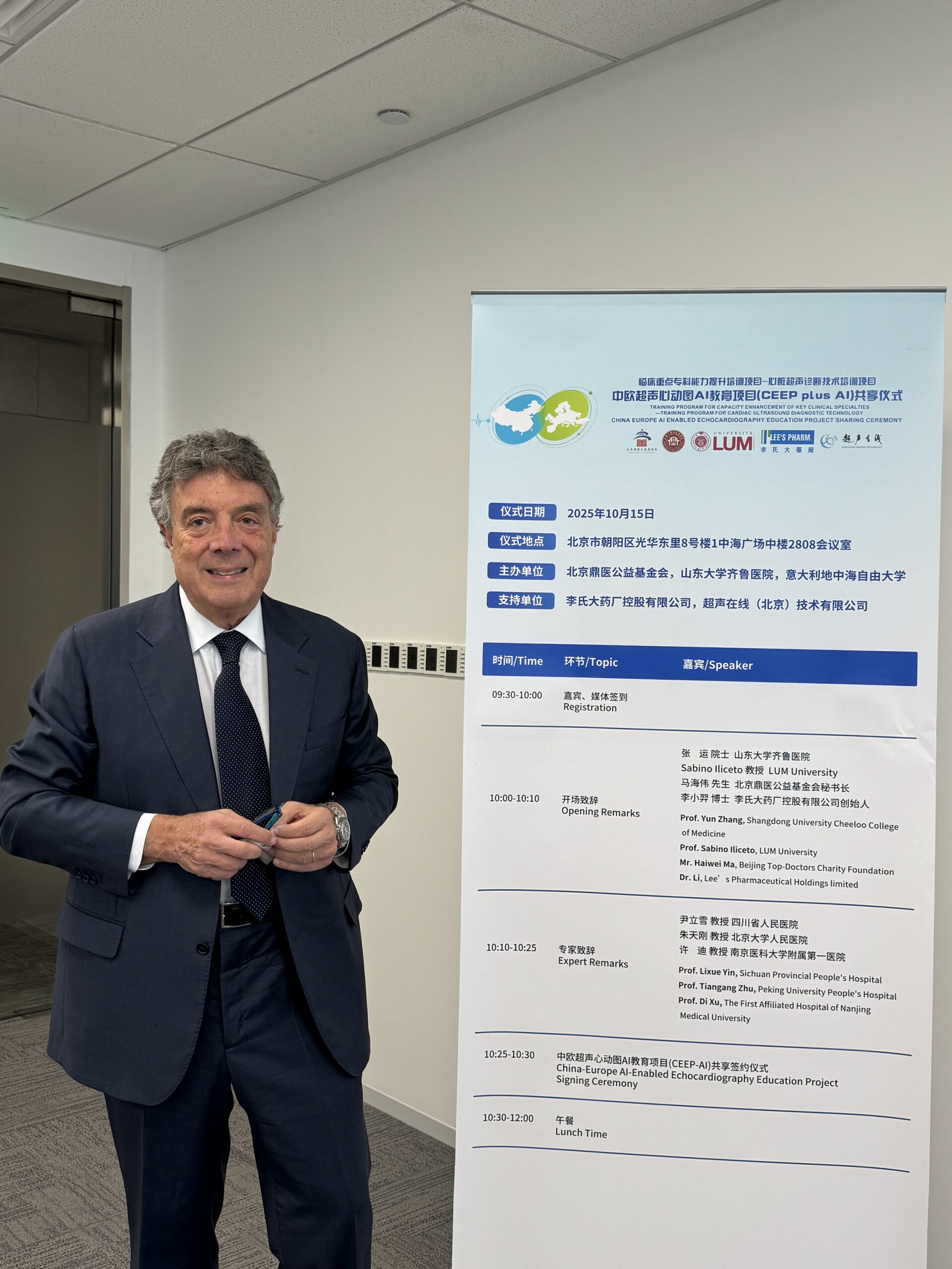 Prof. Sabino Iliceto accanto al programma dell’iniziativa