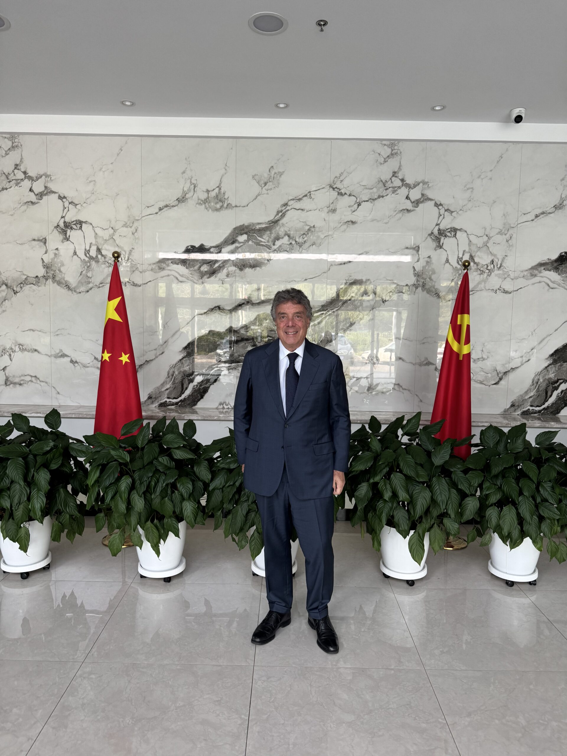 Prof. Sabino Iliceto con bandiere istituzionali in Cina
